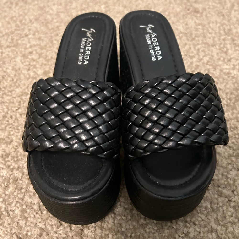 Black wedge sandle